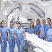 Personal sanitario con el nuevo angiógrafo del Hospital Universitario de Navarra