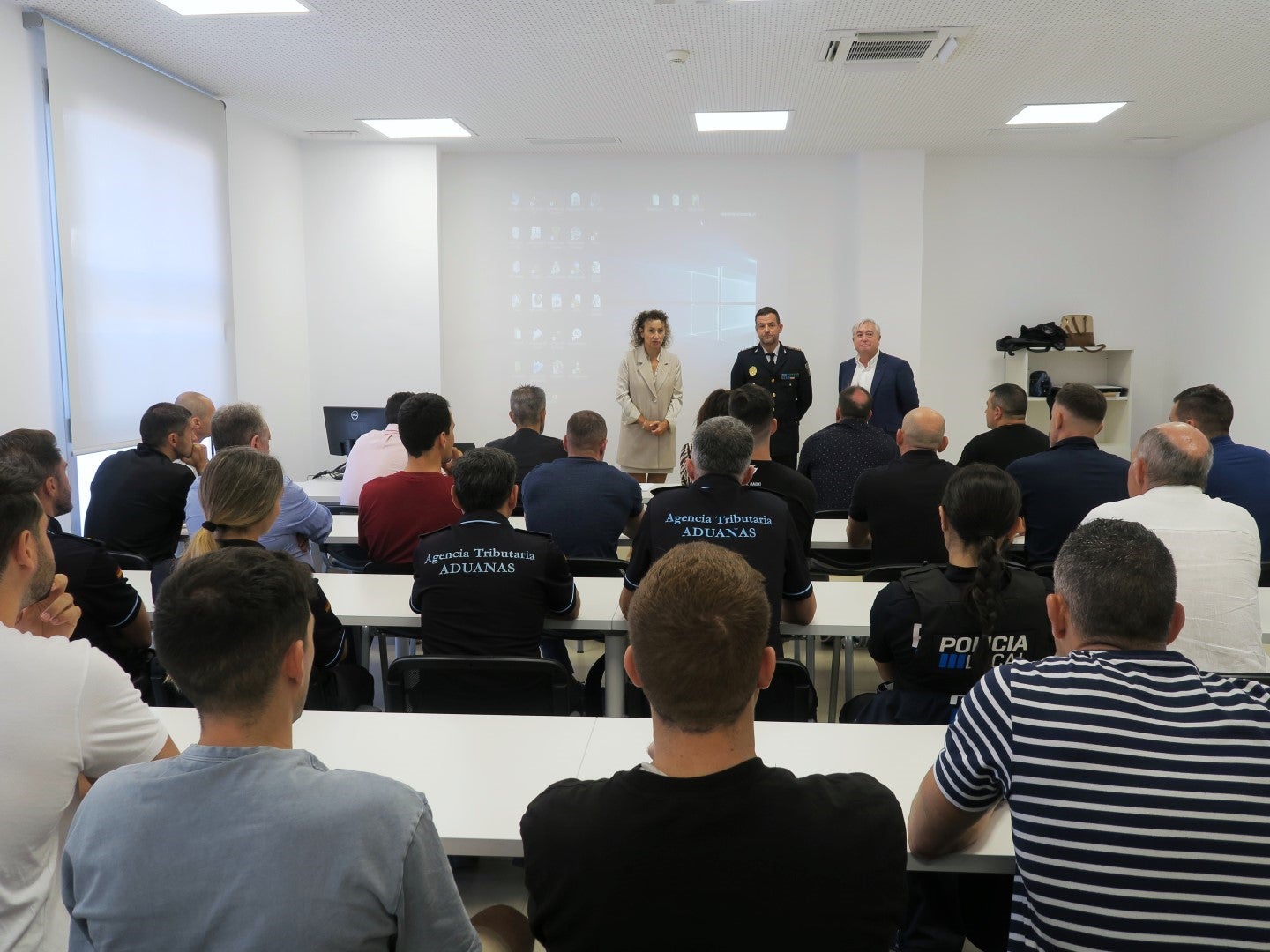 La Policía Local de Sant Antoni organiza en Ibiza una jornada junto al CNI "para mejorar la convivencia entre colectivos y religiones" La Policía Local de Sant Antoni organiza en Ibiza una jornada junto al CNI "para mejorar la convivencia entre colectivos y religiones"