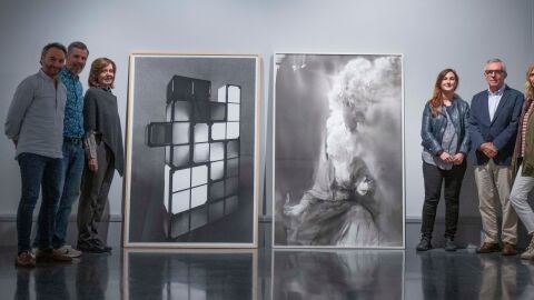 Jurado junto a las obras ganadoras