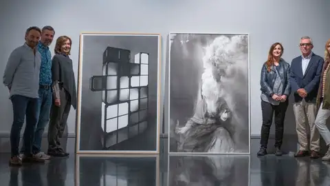 Jurado junto a las obras ganadoras Jurado junto a las obras ganadoras