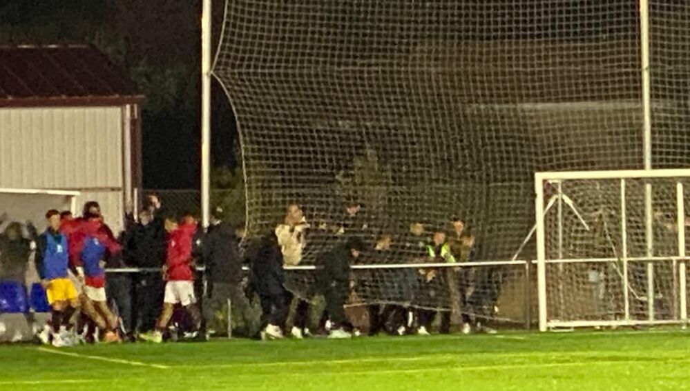 Hinchas del Salamanca UDS B traspasan la valla de seguridad para festejar el gol de su equipo