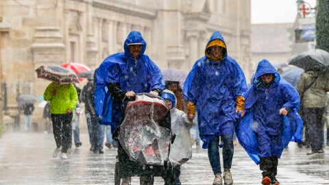 Turistas bajo la lluvia en Santiago de Compostela.