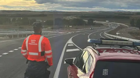 El Gobierno de Navarra aprueba el reglamento de jornadas, horarios y retribuciones de la Policía Foral El coste de total de la aplicación del reglamento es de 23,2 millones de euros, al ser ésta retroactiva desde el 1 de enero de 2019, en base al desarrollo de la ley de Policías de 2018.