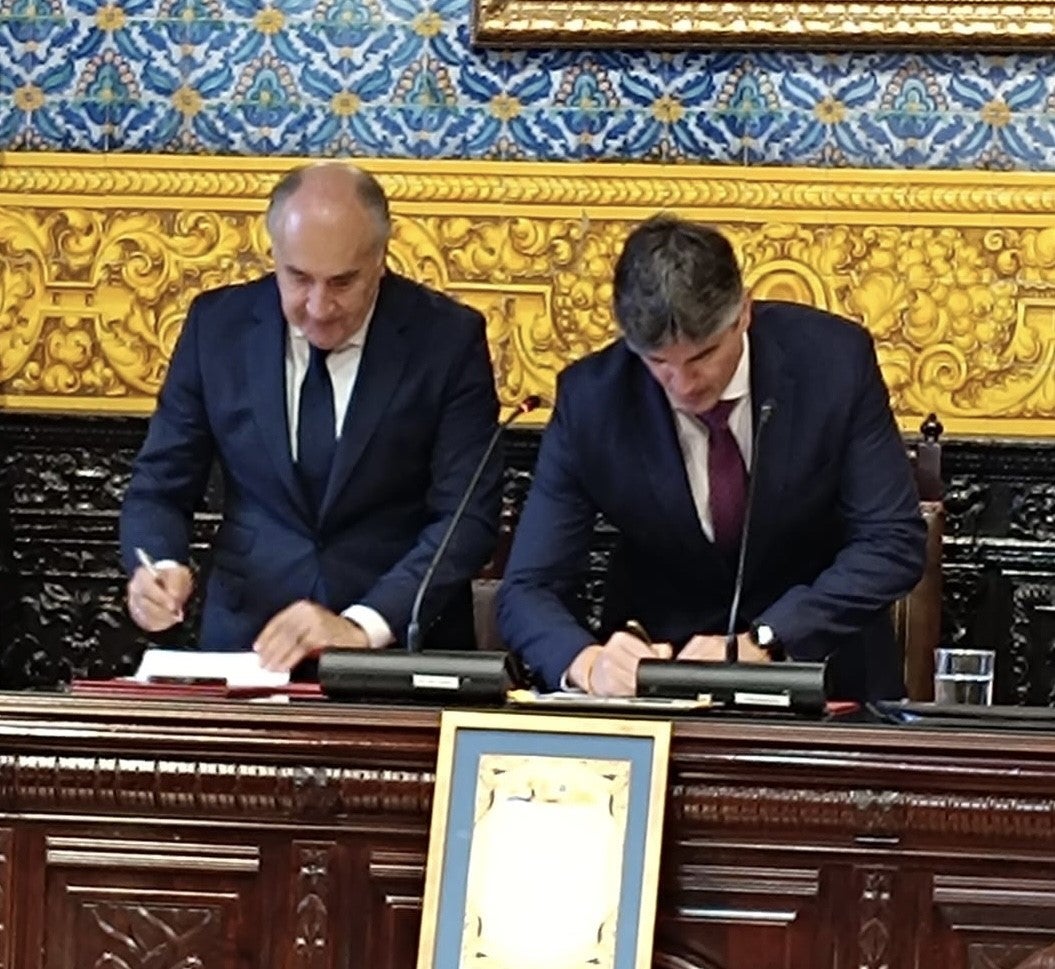 El alcalde la Vila Joiosa rubrica el hermanamiento con Algeciras El alcalde la Vila Joiosa rubrica el hermanamiento con Algeciras