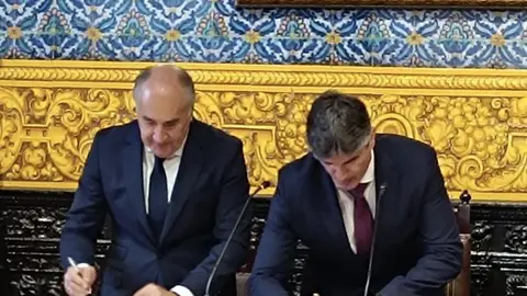 Los alcaldes de Algeciras y la Vila Joiosa firma el hermanamiento de las ciudades. Los alcaldes de Algeciras y la Vila Joiosa firma el hermanamiento de las ciudades.
