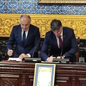 Los alcaldes de Algeciras y la Vila Joiosa firma el hermanamiento de las ciudades.