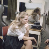 La cellista Jacqueline Du Pre en su espejo, en el año 67
