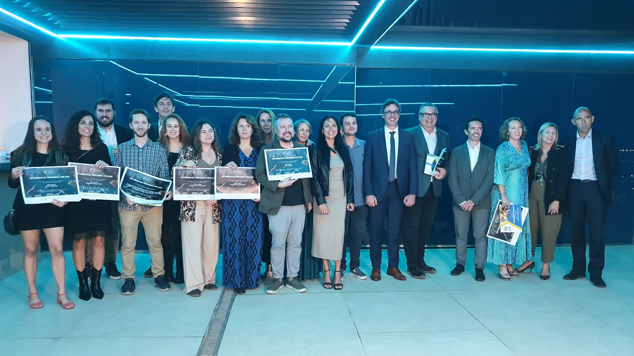 Lluís Lozano gana el VIII Premio de Periodismo APIB y Elka Dimitrova de Onda Cero Mallorca recibe una mención especial Lluís Lozano gana el VIII Premio de Periodismo APIB y Elka Dimitrova de Onda Cero Mallorca recibe una mención especial