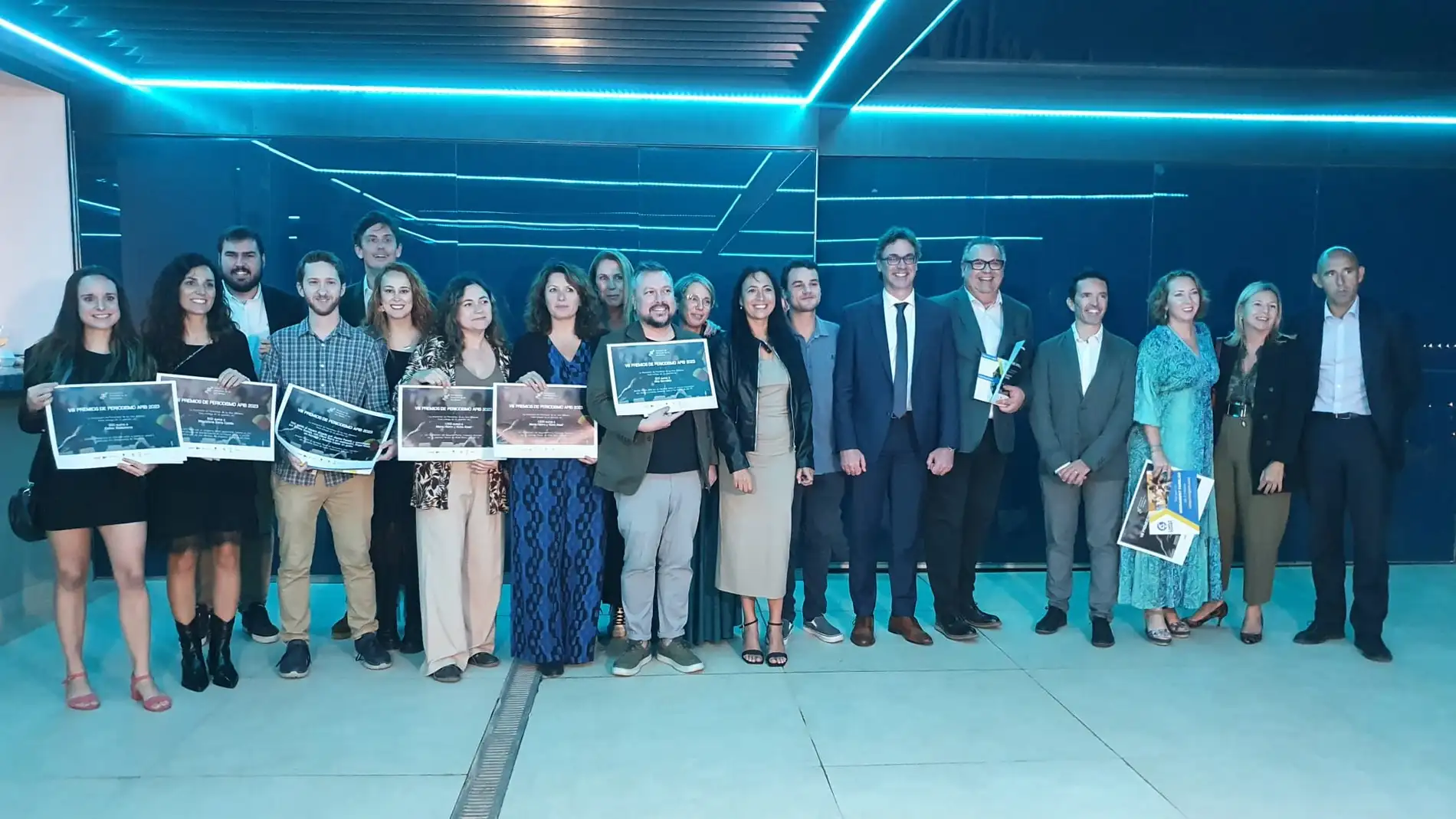 Foto de familia de los galardonados en los VIII Premios del Periodismo de APIB