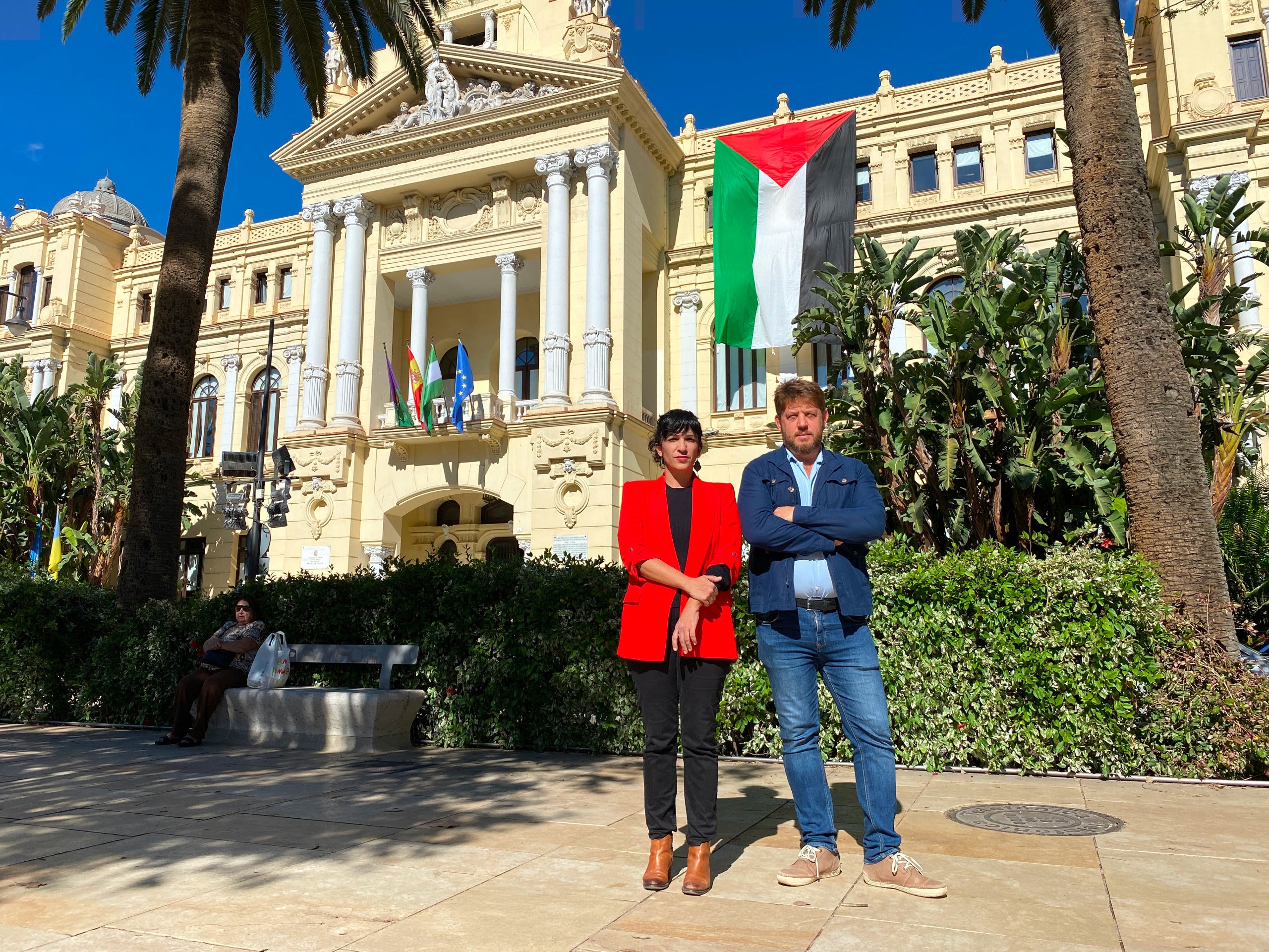 Con Málaga cuelga una bandera palestina en el Ayuntamiento de Málaga Con Málaga cuelga una bandera palestina en el Ayuntamiento de Málaga