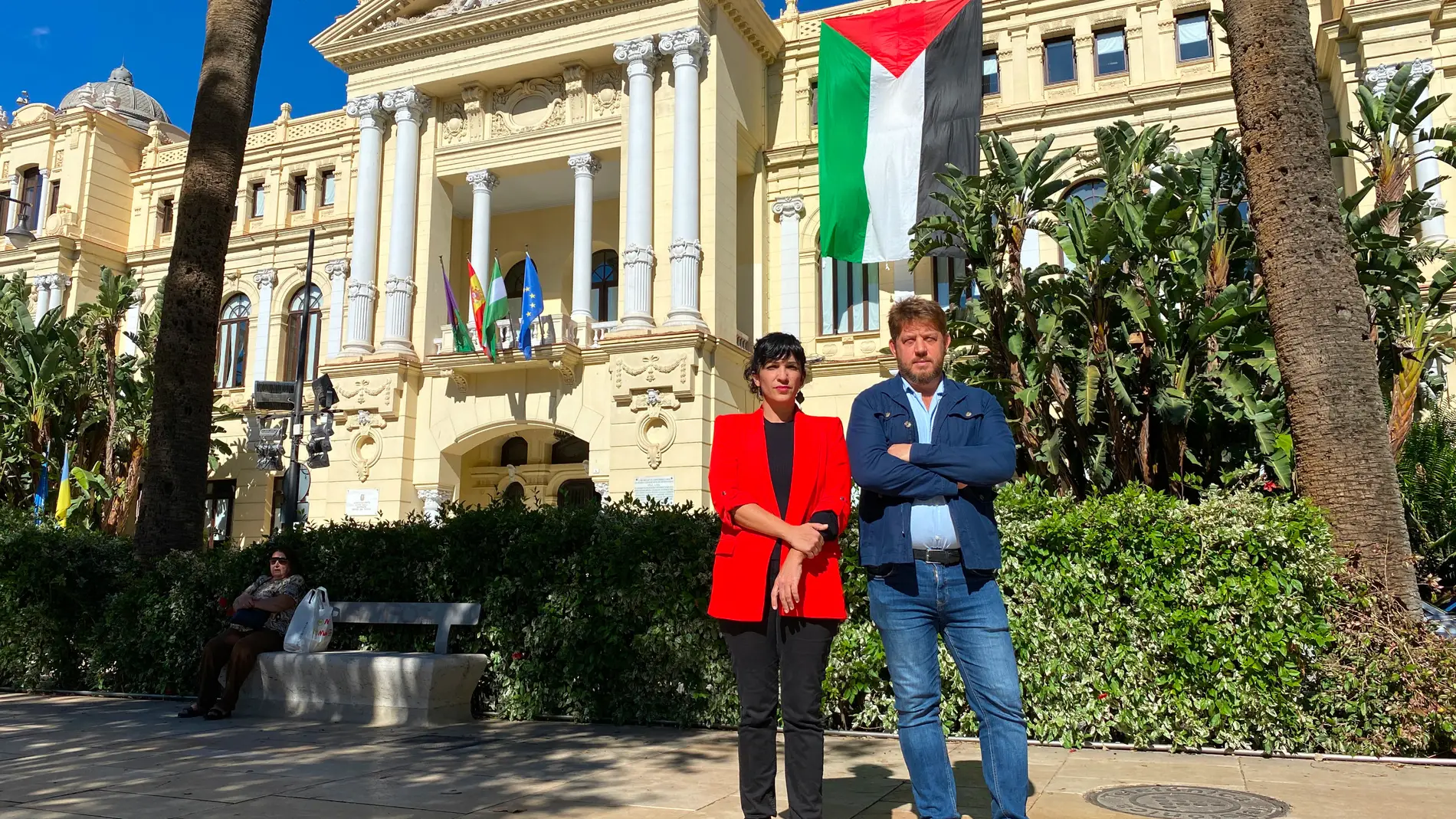 Con Málaga cuelgan una bandera palestina en el Ayuntamiento de Málaga sin permiso
