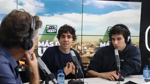 Javier Ambrossi y Javier Calvo con Carlos Alsina presentando su nueva serie 'La Mesías' Javier Ambrossi y Javier Calvo con Carlos Alsina presentando su nueva serie 'La Mesías'