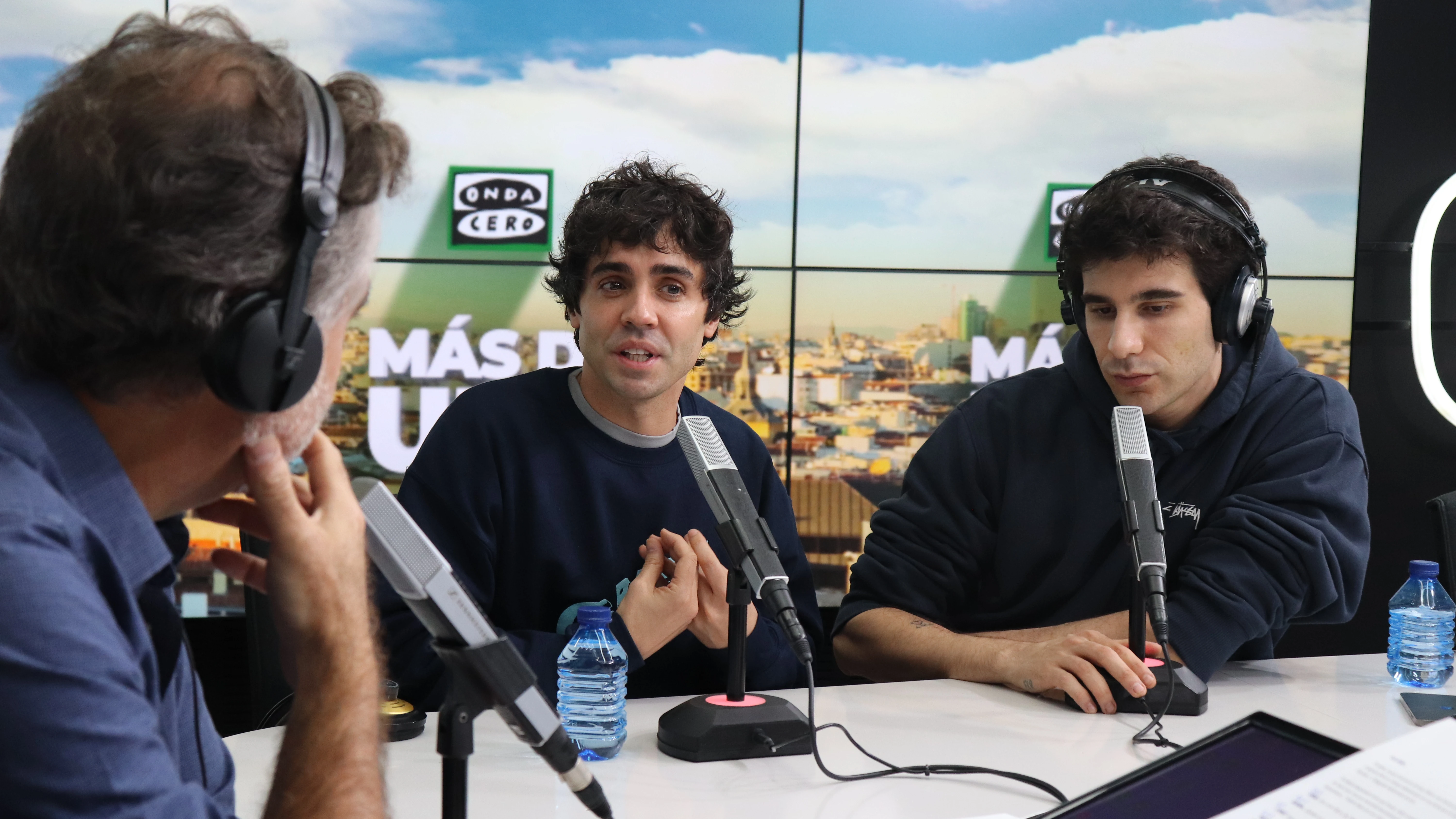 Javier Ambrossi y Javier Calvo con Carlos Alsina presentando su nueva serie 'La Mesías' Javier Ambrossi y Javier Calvo con Carlos Alsina presentando su nueva serie 'La Mesías'