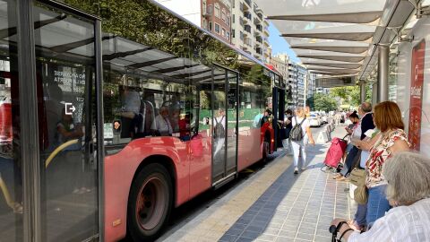 Autobús de la EMT en una parada