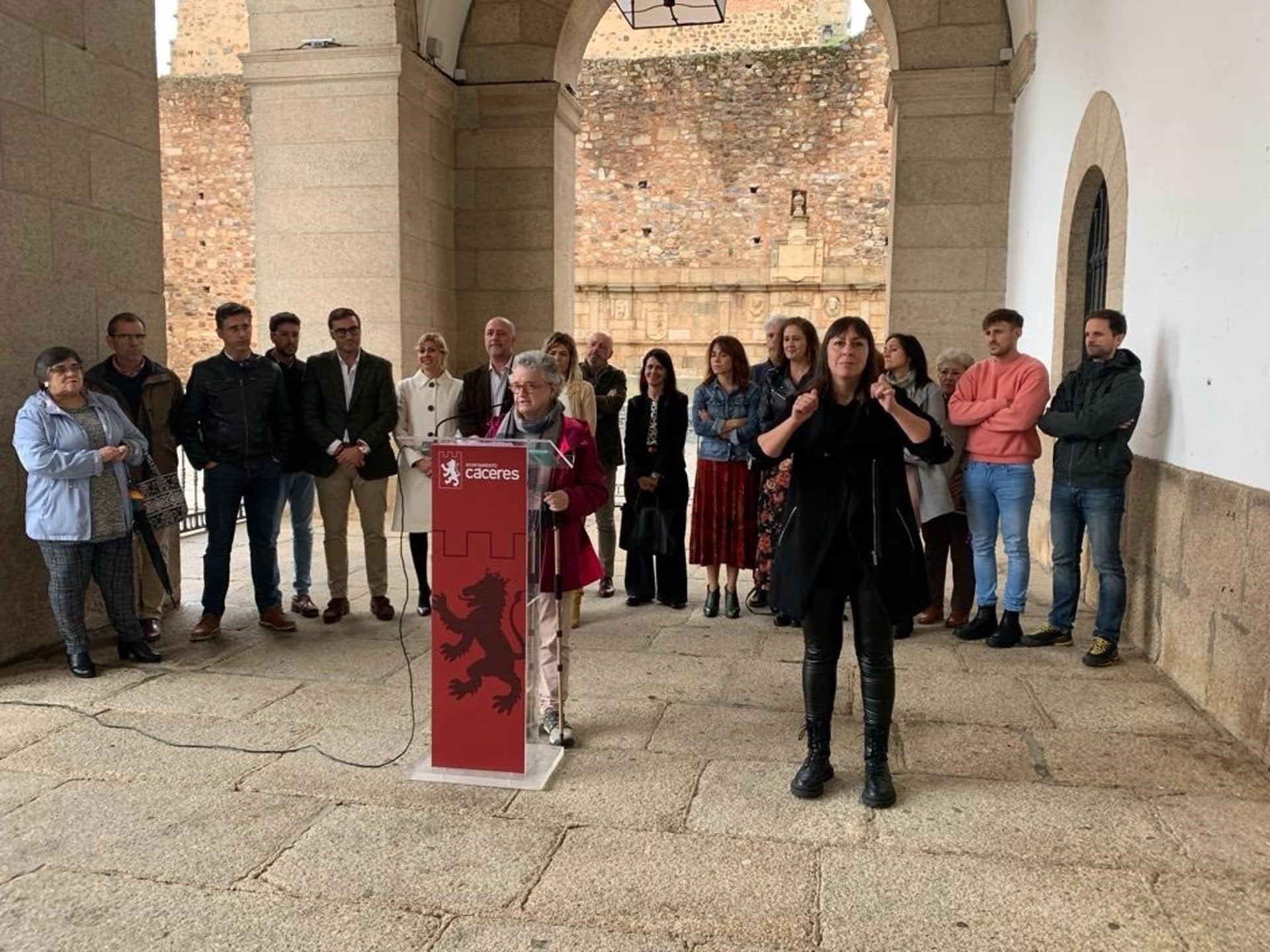 Cáceres guarda un minuto de silencio para mostrar su repulsa por los asesinatos machistas Cáceres guarda un minuto de silencio para mostrar su repulsa por los asesinatos machistas