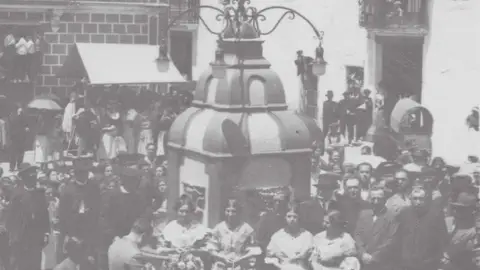 Imagen histórica de la Plaça del Pòpul de Quart de les Valls Imagen histórica de la Plaça del Pòpul de Quart de les Valls