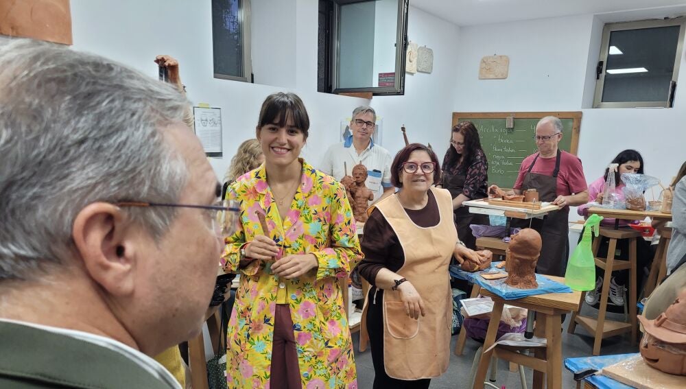 Luis Menor comprométese a aumentar o número de horas na Escola de Artes e Oficios 