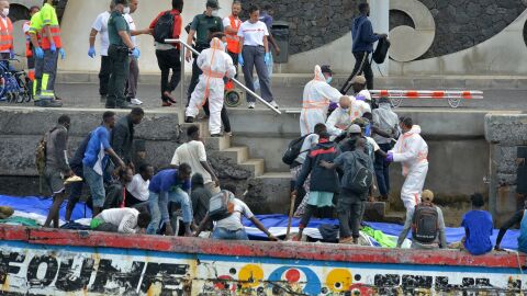 Decenas de migrantes llegan en un cayuco a las costas canarias 