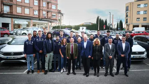 Visita del Alimerka Oviedo Baloncesto a las instalaciones de Tartiere Auto Visita del Alimerka Oviedo Baloncesto a las instalaciones de Tartiere Auto