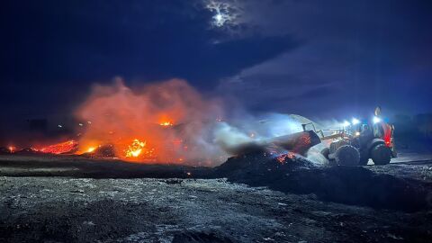 Los bomberos siguen trabajando intensamente para extinguir completamente el incendio