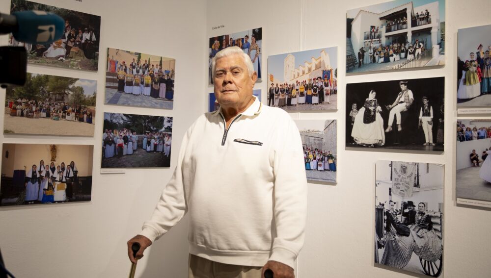 El musicólogo Gilberto Tur ha donado seis libros, un suplemento y medio centenar de cintas de música tradicional ibicenca 