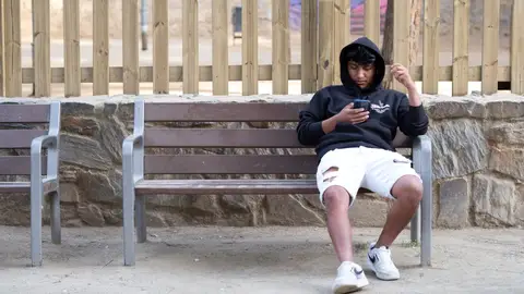 Imagen de un joven utilizando un movil para juegos y apuestas on line Imagen de un joven utilizando un movil para juegos y apuestas on line