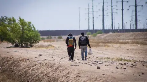 Migrantes en la frontera entre México y Estados Unidos Migrantes en la frontera entre México y Estados Unidos