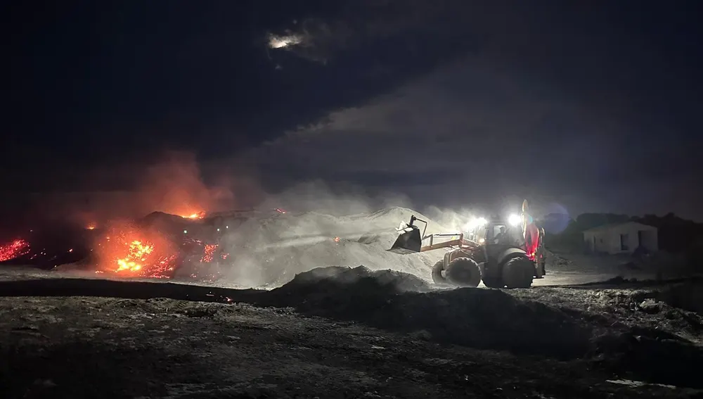 Los bomberos siguen trabajando para extinguir el incendio de Formentera