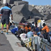 Uno de los cayucos al puerto de de La Restinga, en El Hierro, Santa Cruz de Tenerife, Tenerife, Canarias Uno de los cayucos al puerto de de La Restinga, en El Hierro, Santa Cruz de Tenerife, Tenerife, Canarias