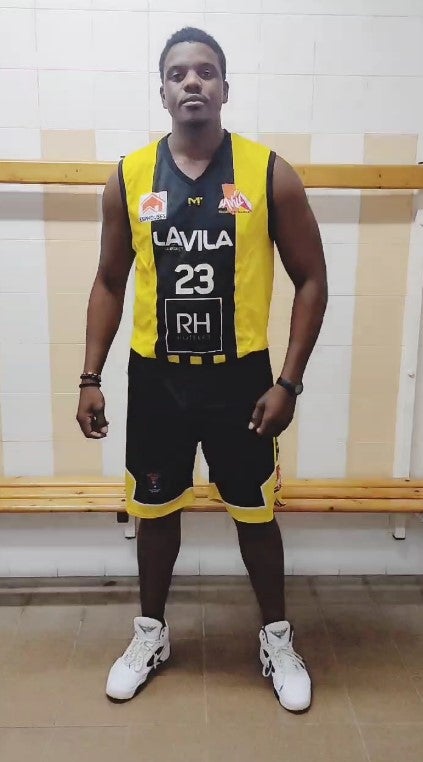 El Básket La Vila presenta su indumentaria con un vídeo homenaje a los pioneros del básket en La Vila El Básket La Vila presenta su indumentaria con un vídeo homenaje a los pioneros del básket en La Vila