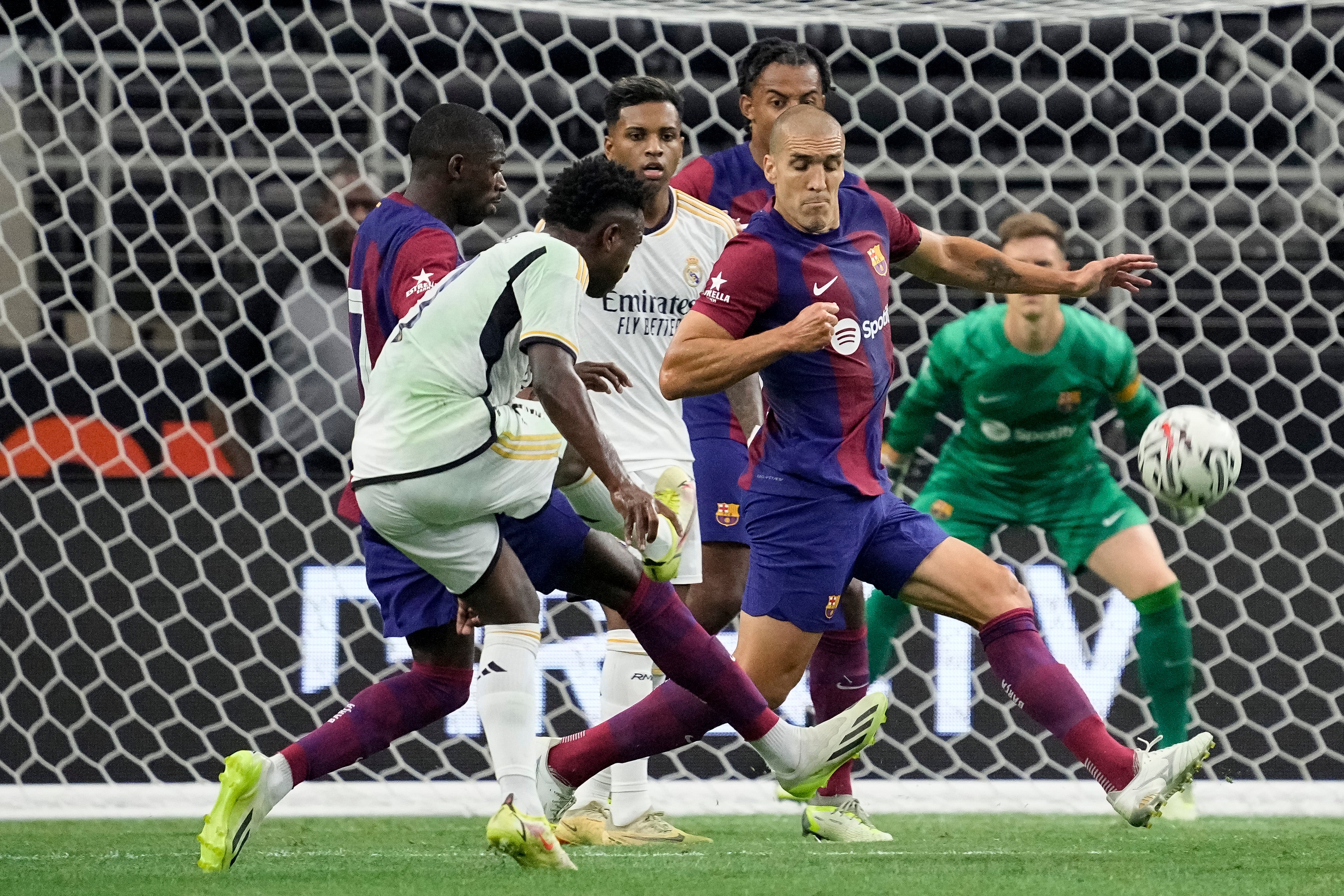 Barcelona y Real Madrid calientan motores para el Clásico Barcelona y Real Madrid calientan motores para el Clásico