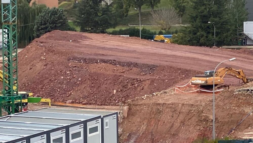 Máquinas de construcción trabajando en los alrededores del demolido Hospital Clínico Universitario de Salamanca