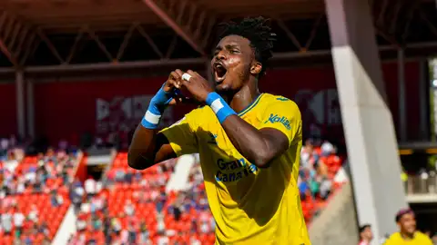 Las Palmas ahonda en la crisis de un débil Almería Las Palmas ahonda en la crisis de un débil Almería