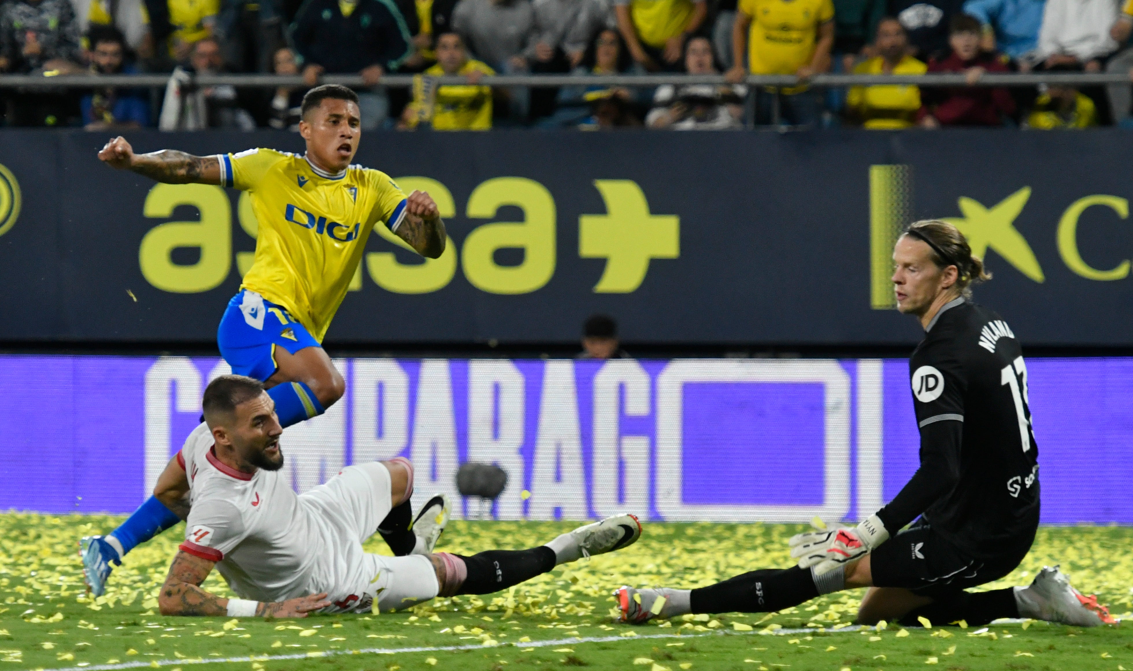 El Sevilla evita el desastre en Cádiz, pero sigue sin ganar El Sevilla evita el desastre en Cádiz, pero sigue sin ganar