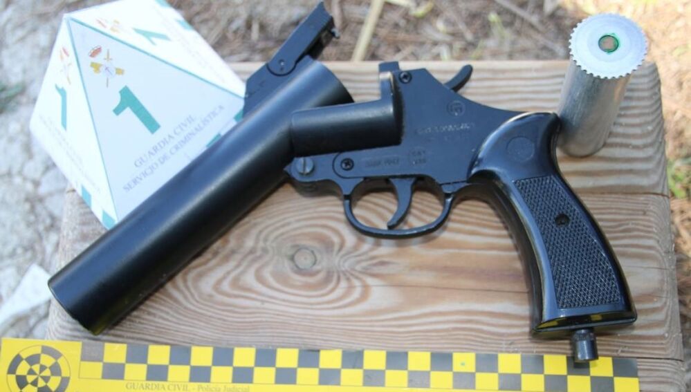Una de las armas de fuego que tenían los detenidos.