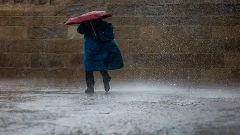 Un peregrino bajo la lluvia en la plaza del Obradoiro en Santiago de Compostela. España seguirá bajo el influjo de una circulación atlántica que dejará lluvias en muchas zonas