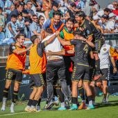 Los jugadores del Intercity celebran un gol ante el Ibiza. 