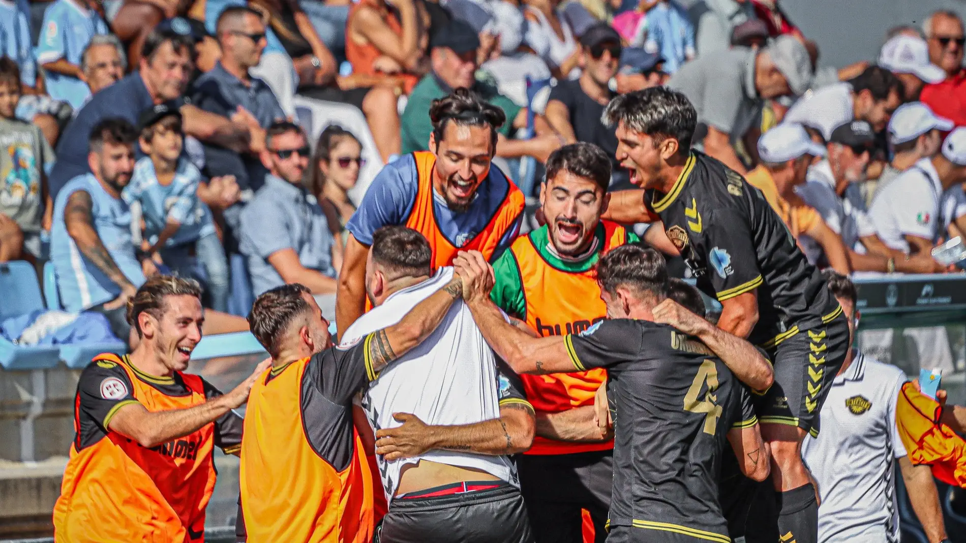 Los jugadores del Intercity celebran un gol ante el Ibiza. 