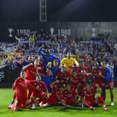 Los jugadores del Hércules celebran con su afición el triunfo logrado ante el Mestalla.