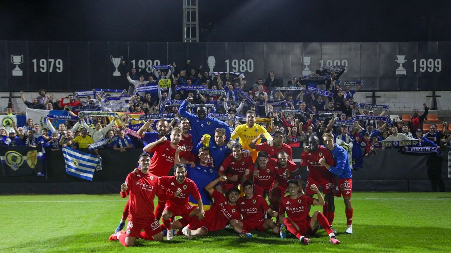 Los jugadores del Hércules celebran con su afición el triunfo logrado ante el Mestalla.