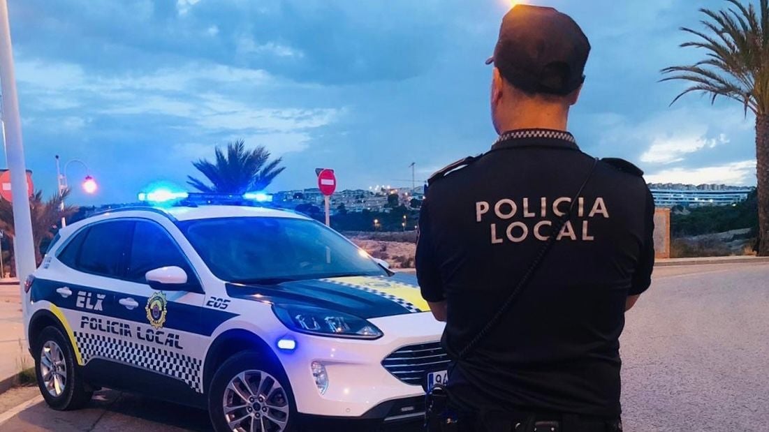 Detenido en Elche por romper la cristalera de una inmobiliaria a la que exige que se expulse a unos vecinos que "hacen mucho ruido" Detenido en Elche por romper la cristalera de una inmobiliaria a la que exige que se expulse a unos vecinos que "hacen mucho ruido"
