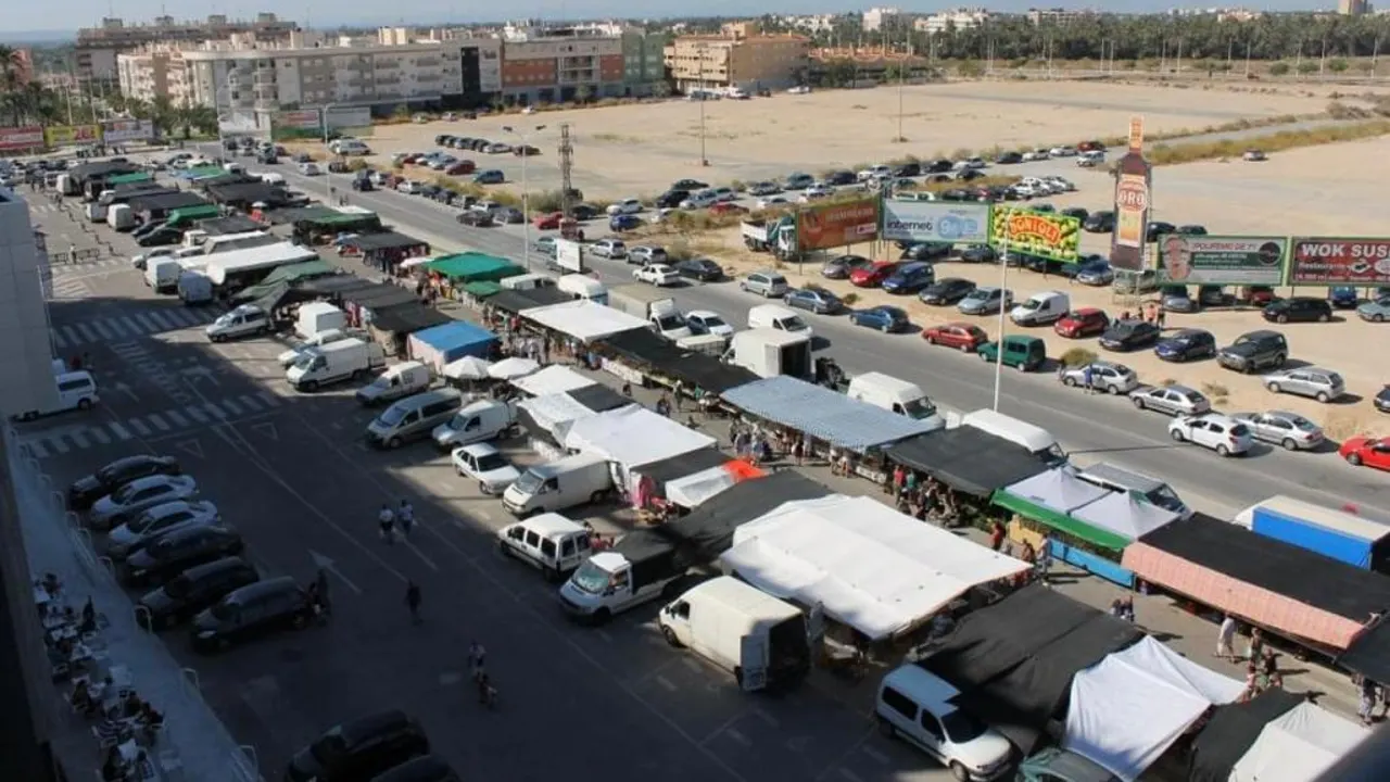 Vista aérea del mercadillo del estadio Martínez Valero de Elche