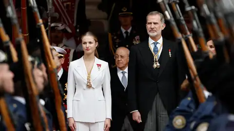 La princesa Leonor, junto a su padre, el rey Felipe VI, ambos con las Medallas del Congreso y Senado La princesa Leonor, junto a su padre, el rey Felipe VI, ambos con las Medallas del Congreso y Senado
