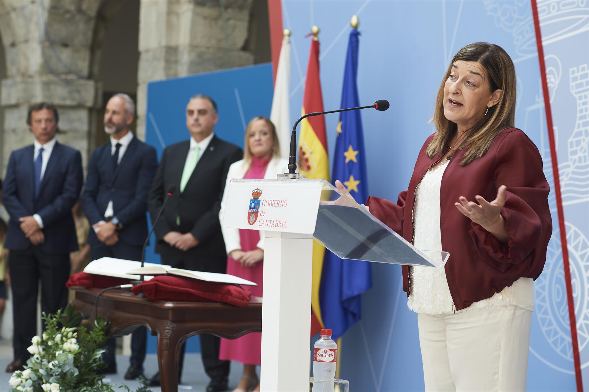 El Gobierno de Cantabria da marcha atrás y no se subirá el sueldo El Gobierno de Cantabria da marcha atrás y no se subirá el sueldo