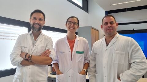 La doctora Blanca S&aacute;nchez en el medio junto a Carlos Rodr&iacute;guez Franco, jefe de Oncolog&iacute;a m&eacute;dica (izquierda), y Urbicio P&eacute;rez (derecha)