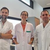 La doctora Blanca Sánchez en el medio junto a Carlos Rodríguez Franco, jefe de Oncología médica (izquierda), y Urbicio Pérez (derecha)