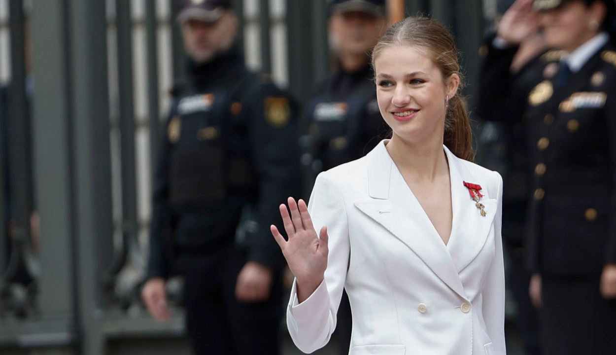 Los detalles y símbolos del traje de Leonor: de la Sastrería Serna, joyas y referencias feministas Los detalles y símbolos del traje de Leonor: de la Sastrería Serna, joyas y referencias feministas
