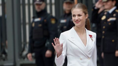 La princesa Leonor elige un traje de chaqueta blanco para la jura de la Constitución 