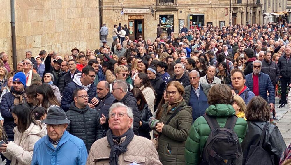 Público en el entorno de las catedrales de Salamanca