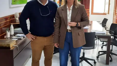 Cruz Roja entrega en la Asamblea una carta invitando a los políticos a visitar de forma privada el centro de migrantes de Mérida Cruz Roja entrega en la Asamblea una carta invitando a los políticos a visitar de forma privada el centro de migrantes de Mérida
